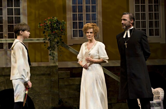 ANERKJENT SKUESPILLER: Bjørn Skagestad som biskop Edvard Vergérus i «Fanny og Alexander» på Nationaltheatret, her sammen med Kjersti Holmen (Emilie Ekdahl) og Mario Aleksander Rojas Bøckman (Alexander). Foto: Samfoto/ NTB Scanpix ANERKJENT SKUESPILLER: Bjørn Skagestad som biskop Edvard Vergérus i «Fanny og Alexander» på Nationaltheatret, her sammen med Kjersti Holmen (Emilie Ekdahl) og Mario Aleksander Rojas Bøckman (Alexander). Foto: Samfoto/ NTB Scanpix